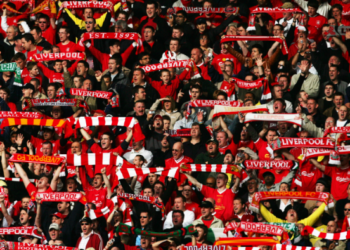 Фанаты «Ливерпуля» спели You’ll Never Walk Alone на матче с «МЮ»